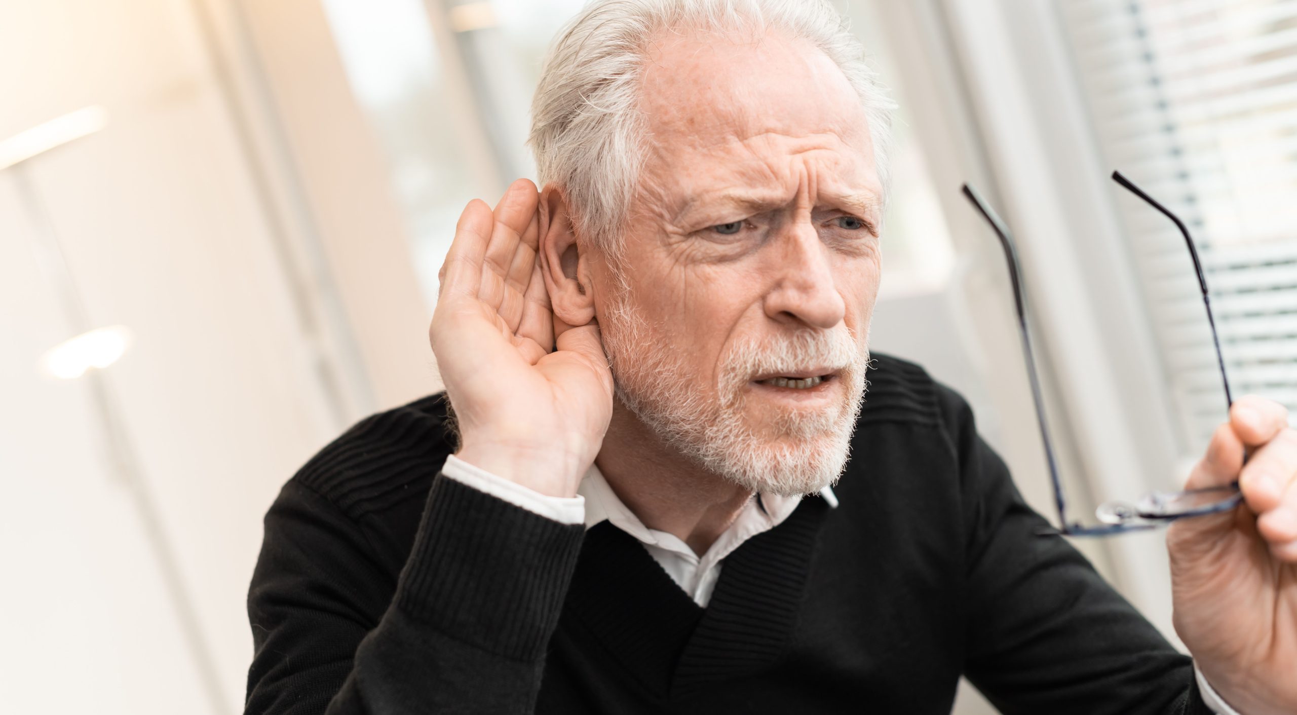 Can custom ear molds help with feedback issues in hearing aids?